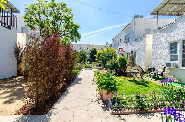 Building Photo - 5134 De Longpre Ave