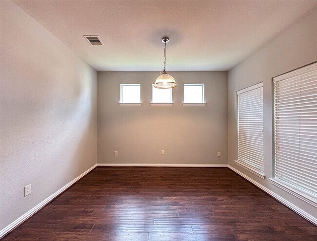 Foto del edificio - 1323 Maple Ace Dr