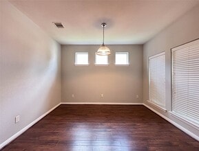 Building Photo - 1323 Maple Ace Dr