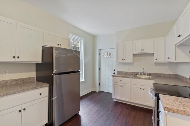 Building Photo - Spacious 5 Bedroom, 2 Bath Home in York City!