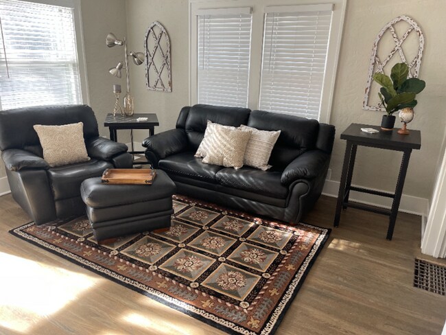 Foto del edificio - Renovated Fully-Furnished Duplex w/ Private Fenced Yard