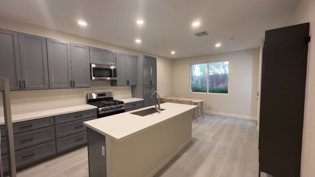 Building Photo - 39391 Tiburon Dr