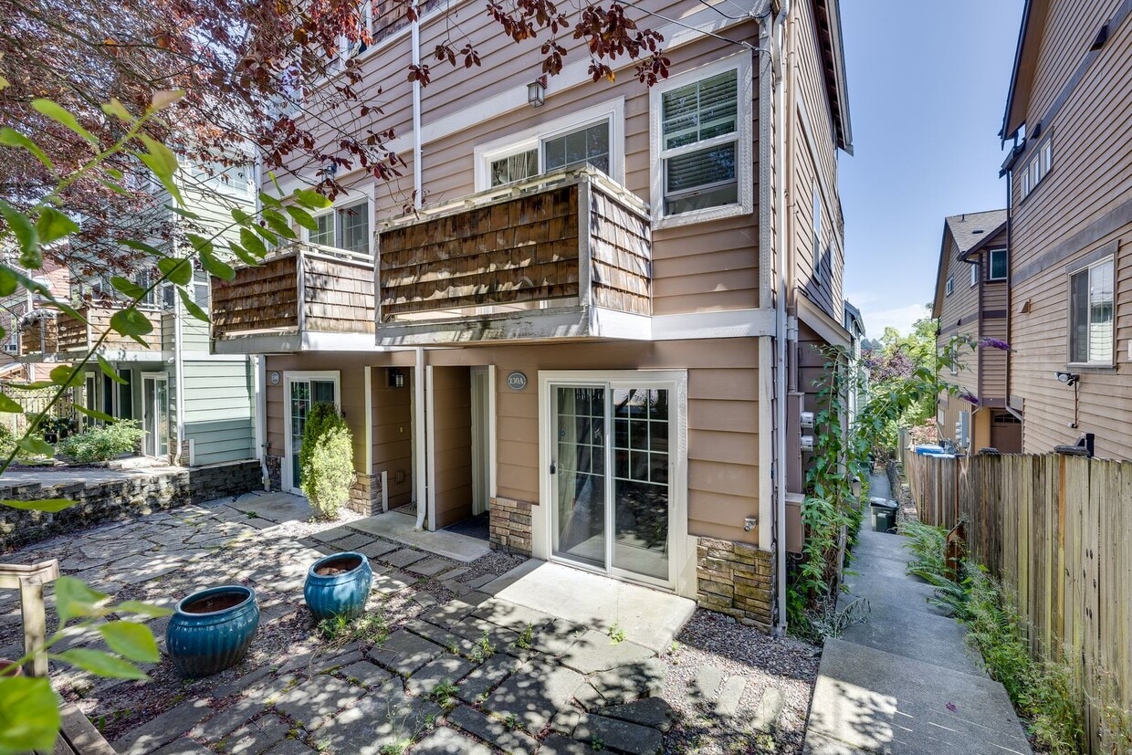 Primary Photo - Stylish 3 bedroom townhome in Madison Valley!