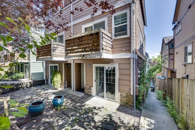 Stylish 3 bedroom townhome in Madison Valley! - Stylish 3 bedroom townhome in Madison Valley!