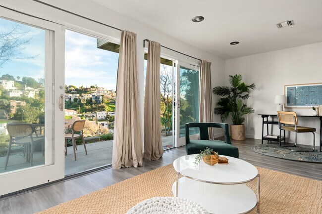 Foto del edificio - 1744 Redesdale Ave