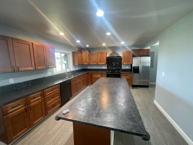 Building Photo - 899 S Swan Falls Rd