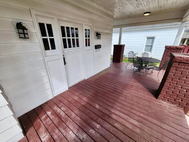 Porche delantero - 1628 S Main St