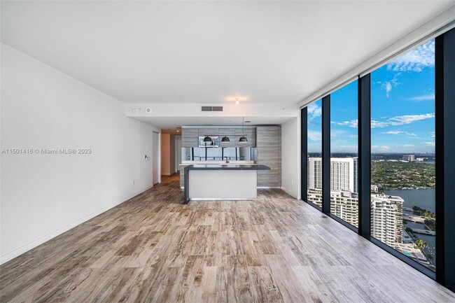 Foto del edificio - 650 NE 32nd St