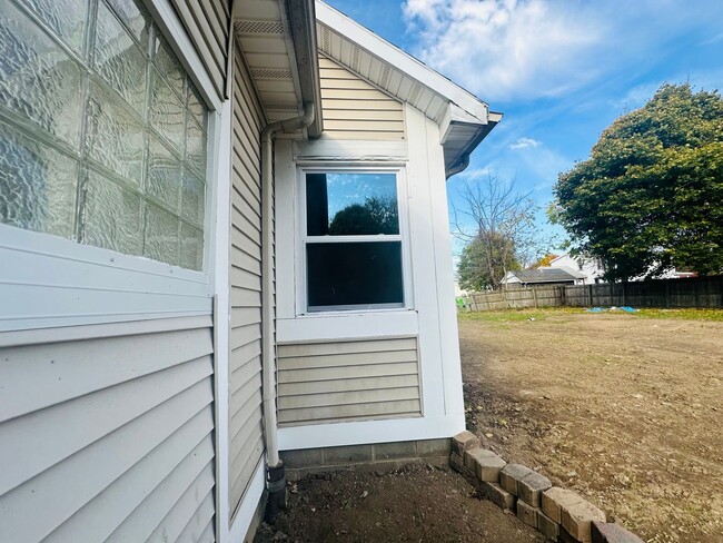 Foto del edificio - MOVE-IN READY !! BEAUTIFULLY  PROPERTY WITH HUGE YARD