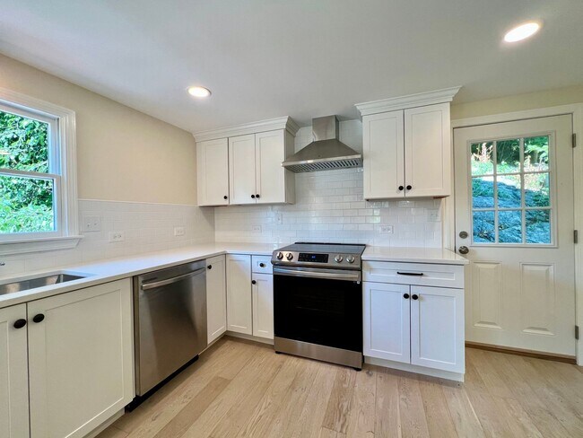 Building Photo - AVAIL. 11/1: 5 BED 3.5 BATH (SINGLE FAMILY...