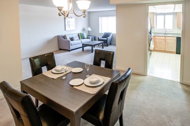 Separate dining area - Chalfont Apartments