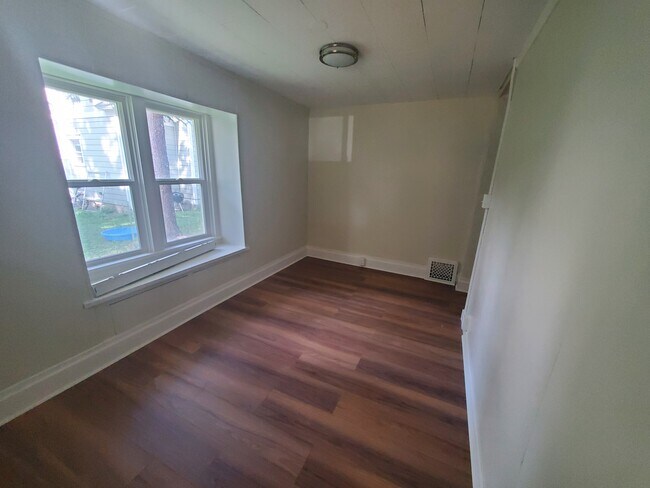 Building Photo - 401 S Black Ave