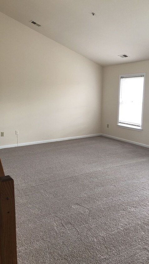 Building Photo - Large and Very Nice 3-bedroom Townhouse