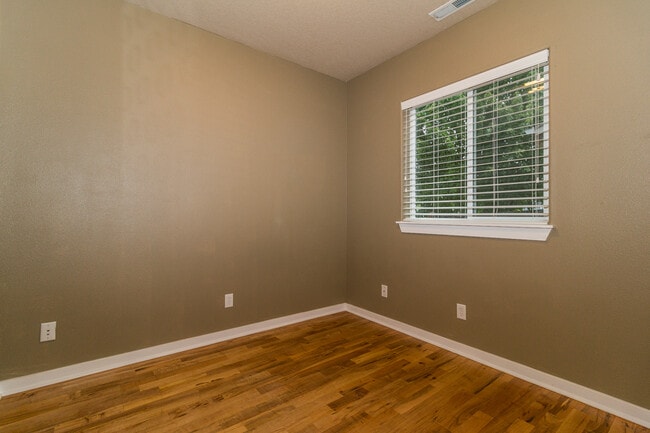 Foto del edificio - Beautiful 3-Bedroom, 2.5-Bath Home With Of...