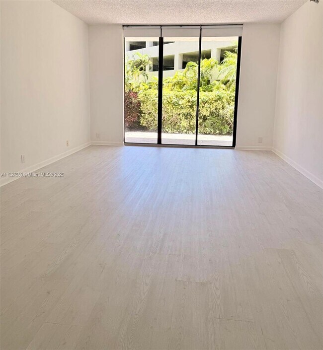 Foto del edificio - 3300 NE 191st St
