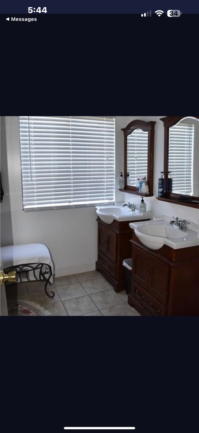 Foto del edificio - 2425 Cypress Ct