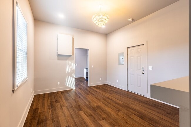 Building Photo - 500 OFF March Rent! Renovated Upstairs 1BR Near SCAD