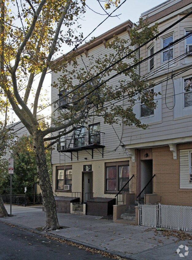 Foto del edificio - 31 Emerson Ave