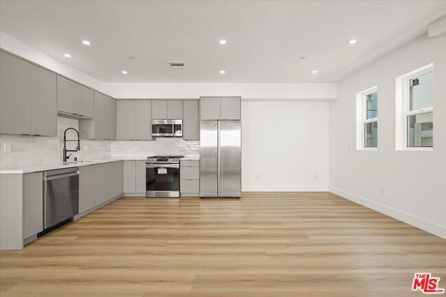 Building Photo - 914 N Hudson Ave