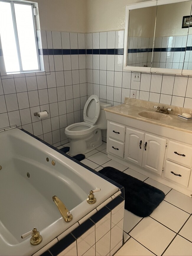 Master bathroom - 2465 N Beachwood Dr