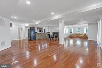 Building Photo - 6529 Fairlawn Dr