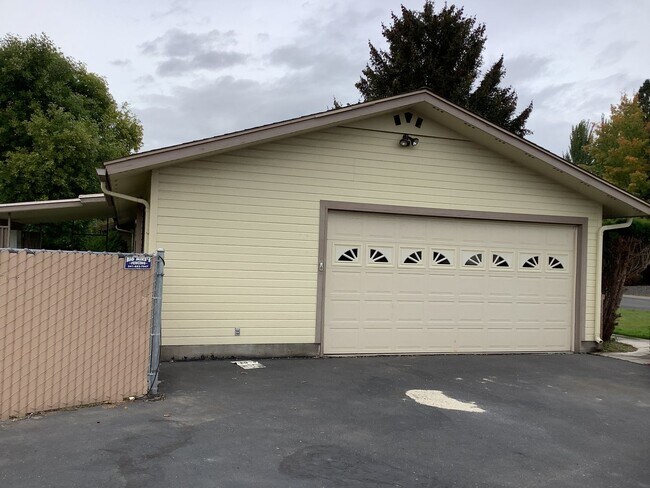 Building Photo - Beautiful 3 Bedroom 2 Bath