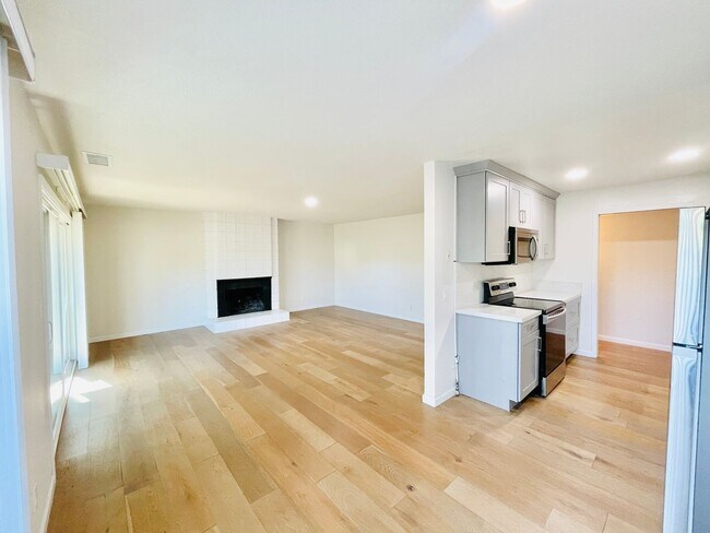 Foto del edificio - Beautifully Updated 3 Bed 2 Bath Condo W/ ...
