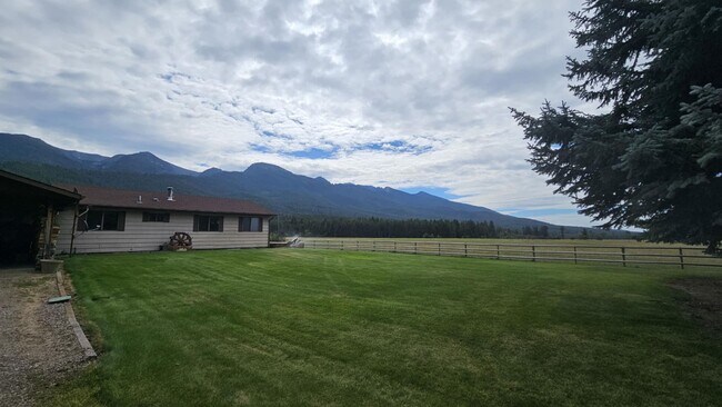 Foto del edificio - Fully Furnished house on 40 Acres Horse Pr...