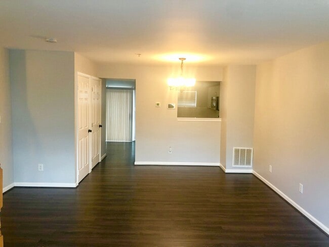 Building Photo - Stunning 4 BR /2.5 Townhome in Stoney Beach!
