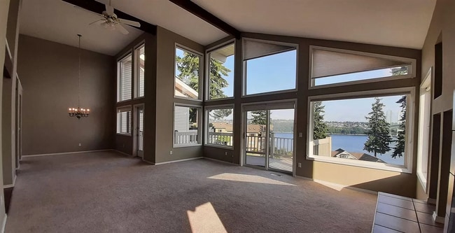 Building Photo - Stunning 2-Bedroom Condo with Panoramic Views in Gig Harbor