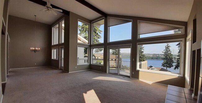 Foto del edificio - Stunning 2-Bedroom Condo with Panoramic Views in Gig Harbor