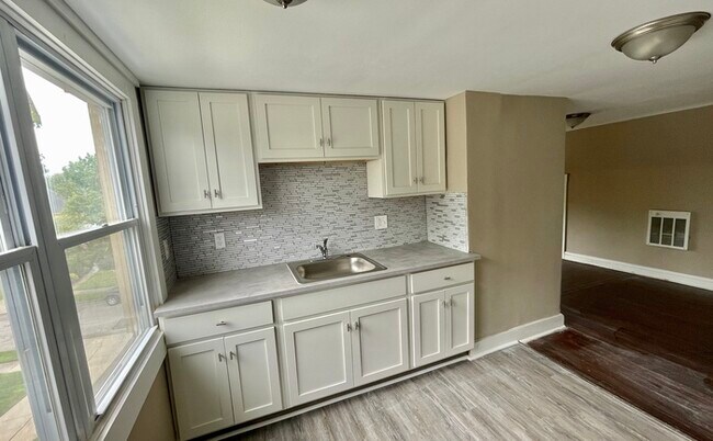 Building Photo - Cleveland Heights 1 bedroom 3rd Floor