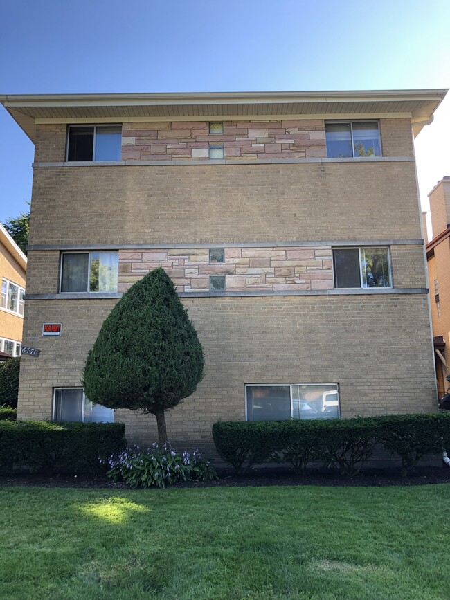 Building Photo - 6764 N Sauganash Ave