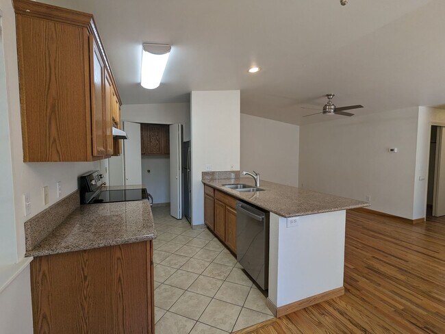 Foto del edificio - 2x2 duplex with a fenced yard, single-car ...
