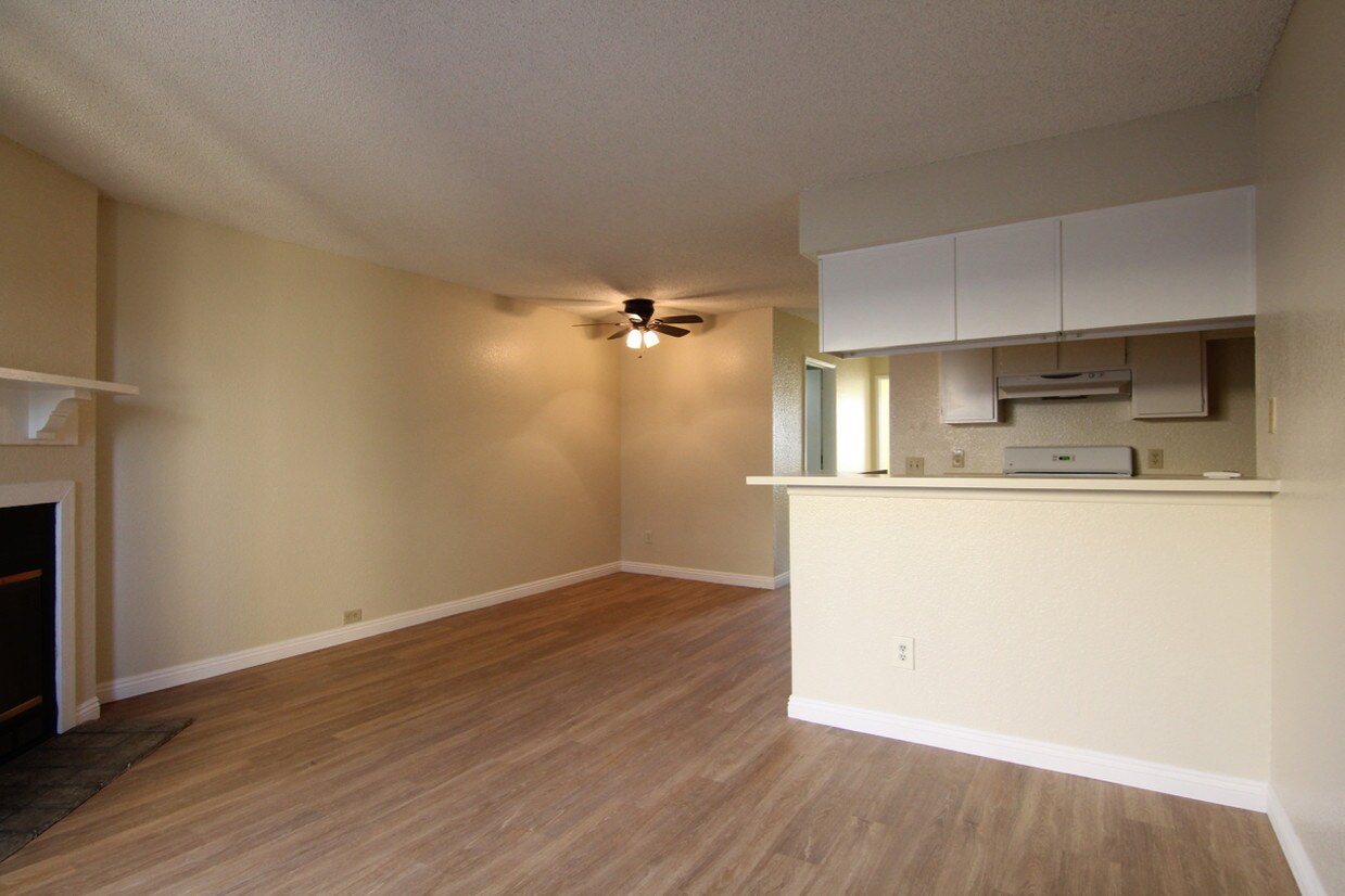 Foto principal - 10346 Commerce Ave