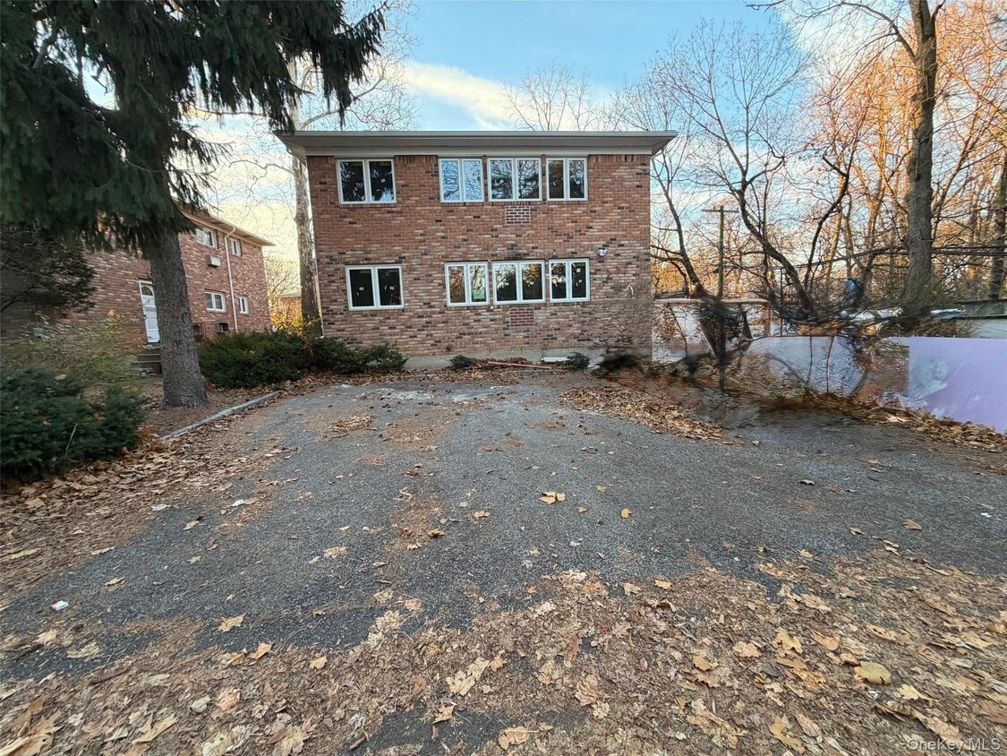 Primary Photo - 14 Cornwall Ln