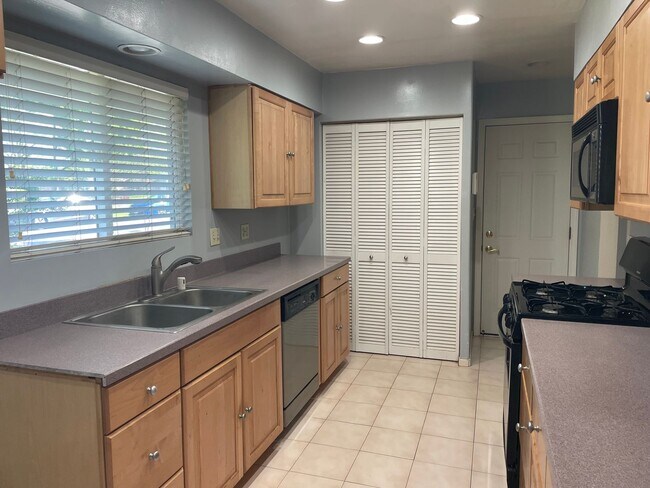 Foto del edificio - 3 bedroom 1 bath sweet home