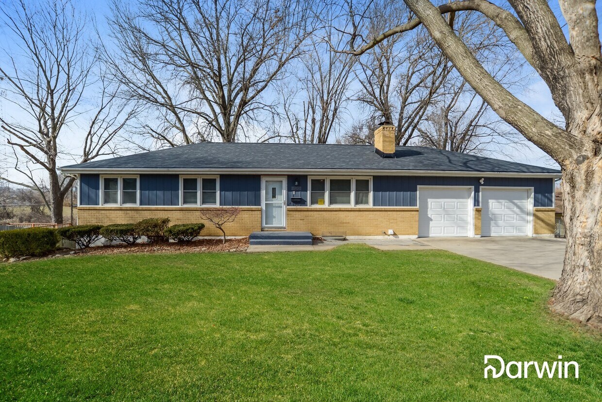 Primary Photo - 5700 Cedar Avenue, Raytown, MO 64133