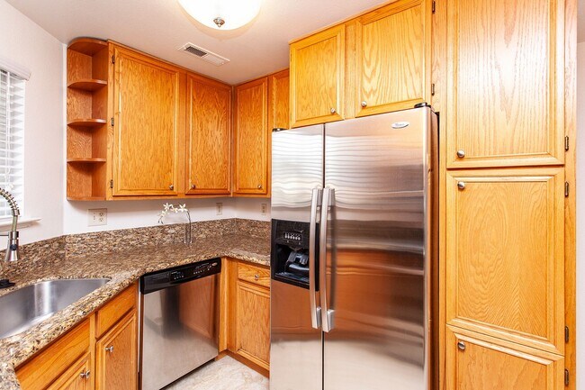 Foto del edificio - AVAILABLE FOR IMMEDIATE OCCUPANCY