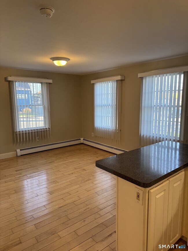 Foto del edificio - 3 E Pattagansett Rd