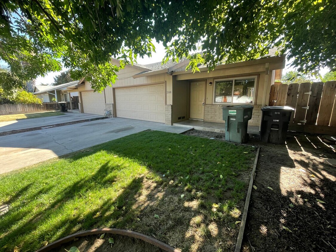 Foto principal - 3 bedroom single story with attached two c...