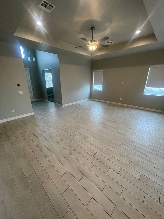 Building Photo - Gorgeous Newer 3 Bedroom / 2.5 Bathroom Ho...