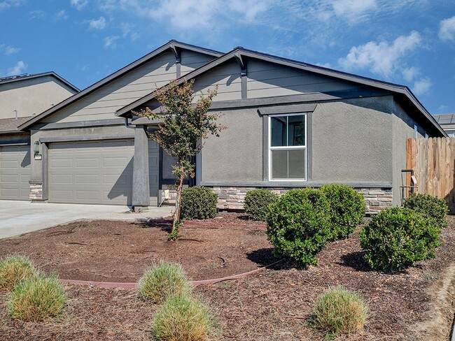 Building Photo - 4 Bedroom Single Family Home in Tulare