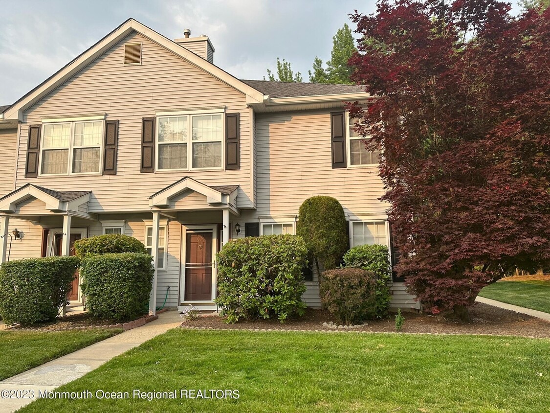 979 Lily Ct, Marlboro, NJ 07751 Condo for Rent in Marlboro, NJ