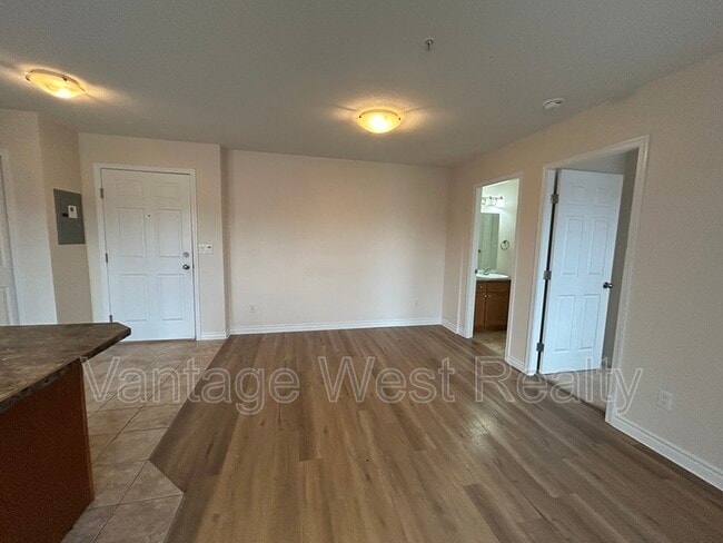 Photo du bâtiment - 598-598 Sutherland Ave