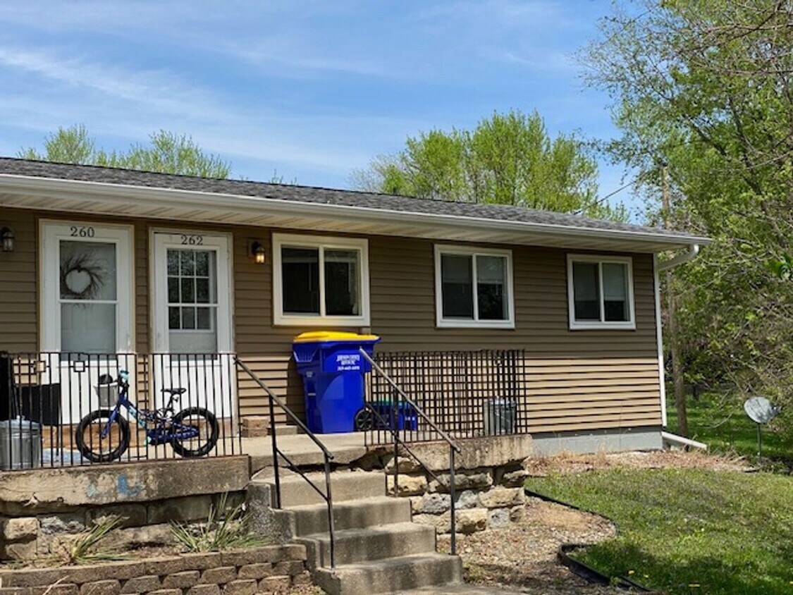 Primary Photo - 2 Bed 2 Bath Duplex Home!