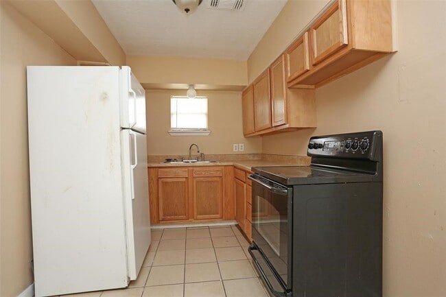 Building Photo - 2460 W Shane St
