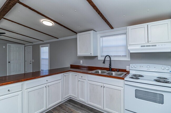 Foto del edificio - IMMACULATE 3 BR | 2 BA in Pikeville! Lawn ...