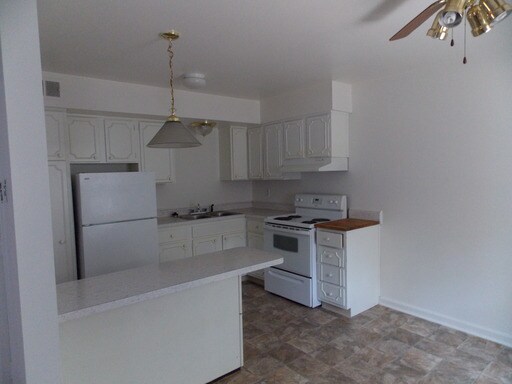 Building Photo - 5835 Maplewood Dr