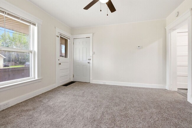 Building Photo - 689 Midland Ave